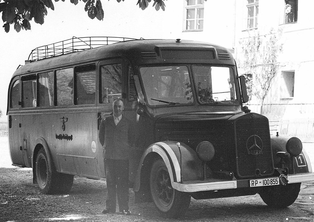 1024px-Bus_Hartheim_Foto_Niedernhart_Prozess