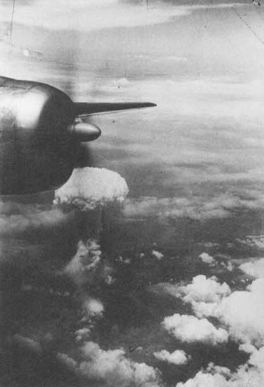 Atomic_cloud_over_Nagasaki_from_B-29