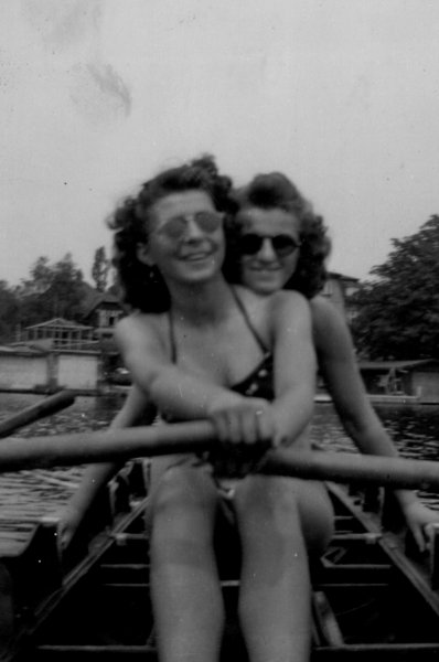 Brgitte Eicke im Ruderboot