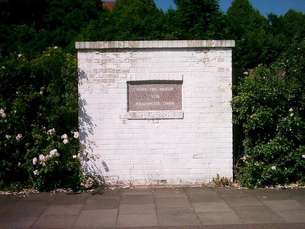 1024px-PlatzderKindervomBullenhuserDammHamburg