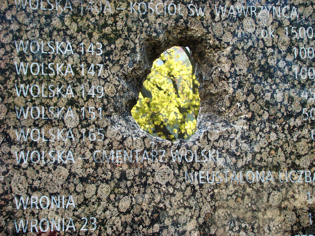 1024px-Pomnik_ofiar_Rzezi_Woli_05