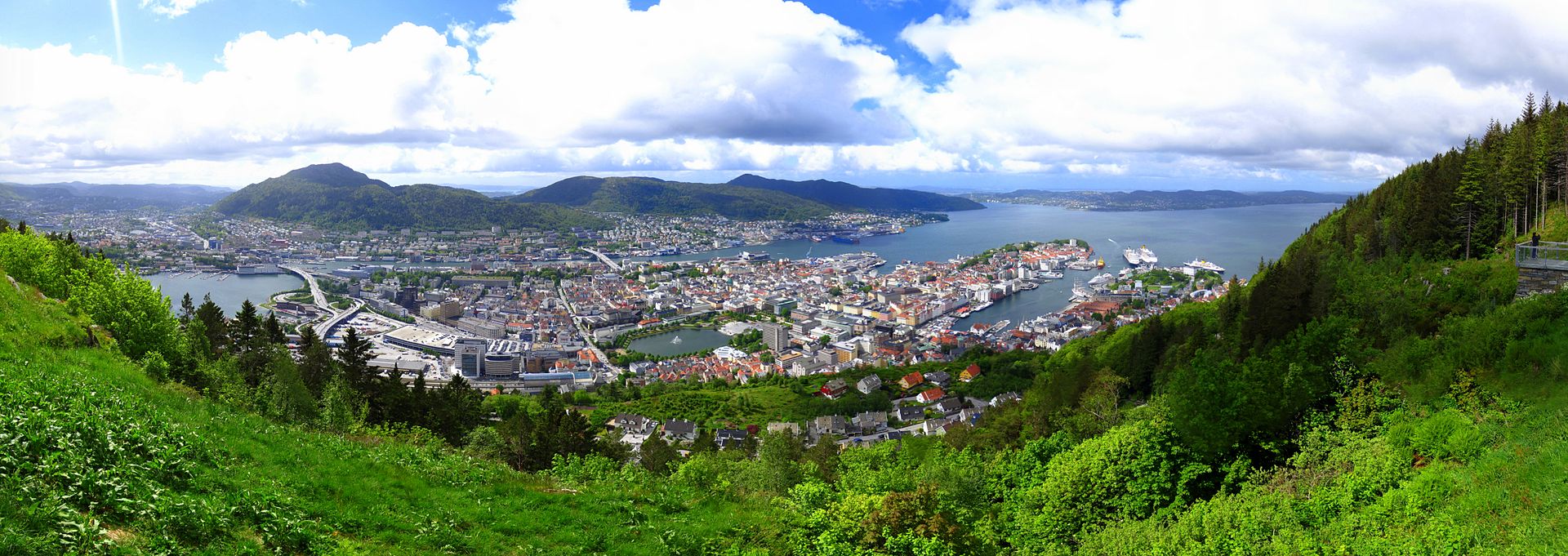 Bergen_panoramic_photograph_taken_from_Fløyen_mountain