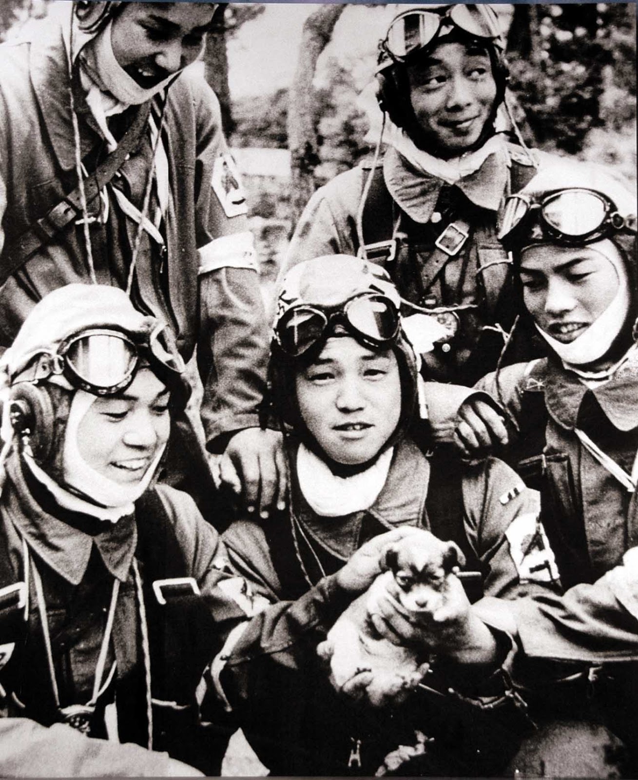 kamikaze-pilots-posing-with-a-puppy-on-the-day-before-their-suicide-missions-1945