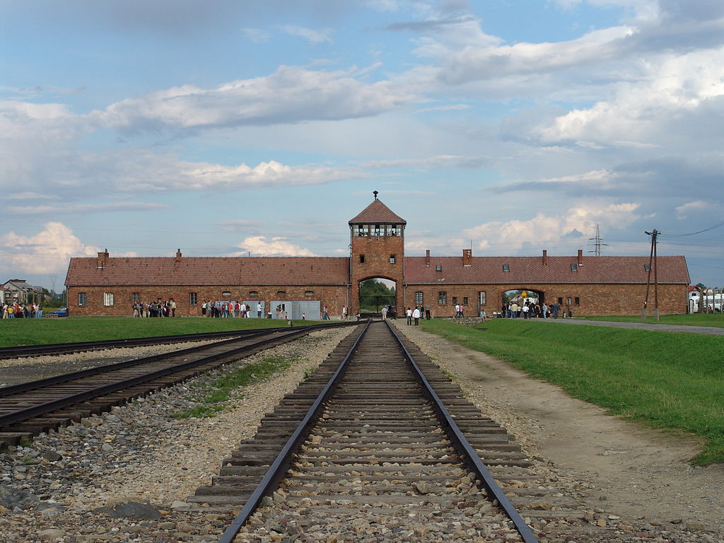 1024px-birkenau_gate
