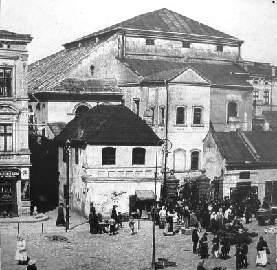 crowds-outside-the-old-synagogue-in-przemysl