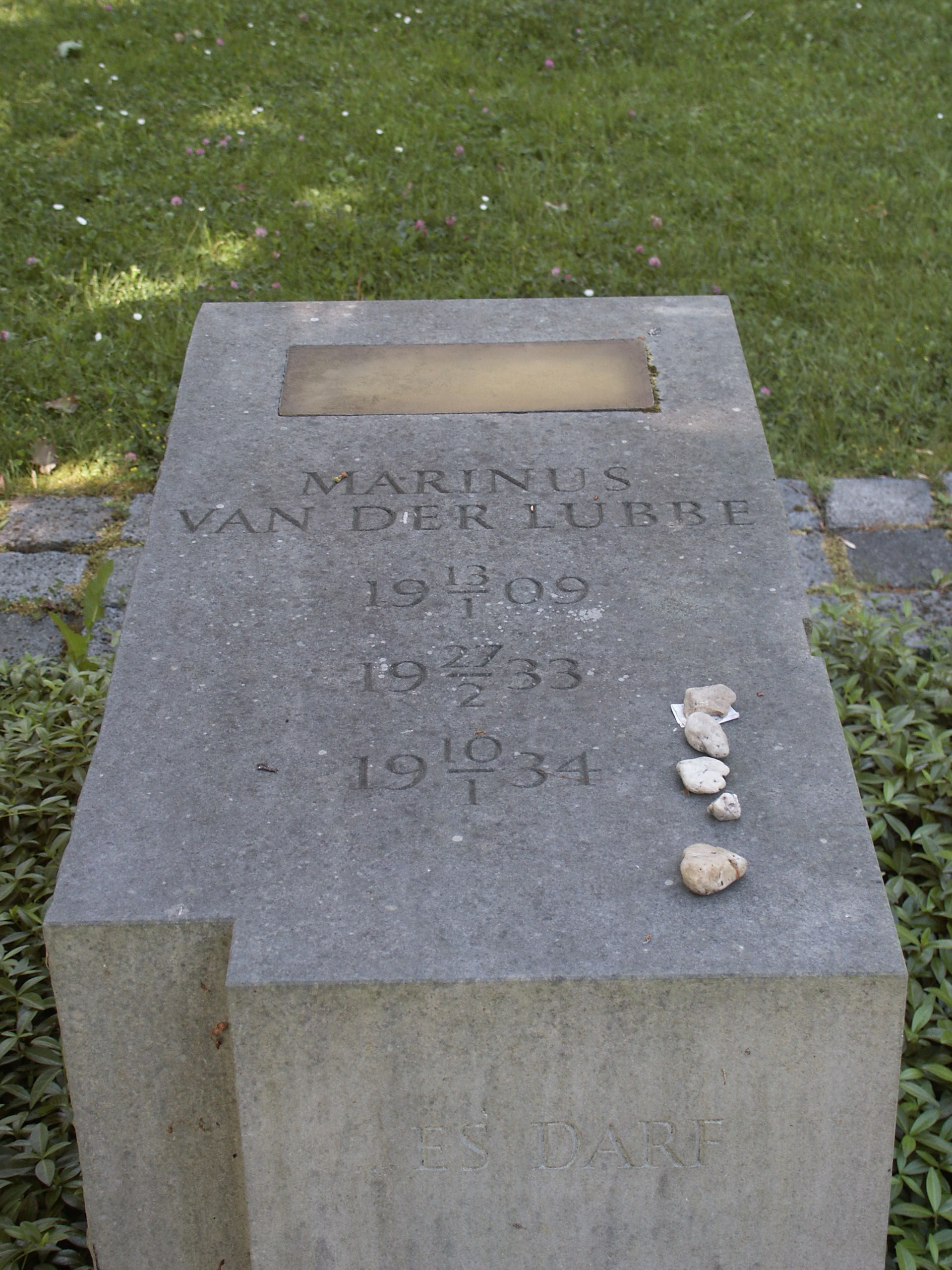 Gedenkteken_Marinus_van_der_Lubbe.jpg