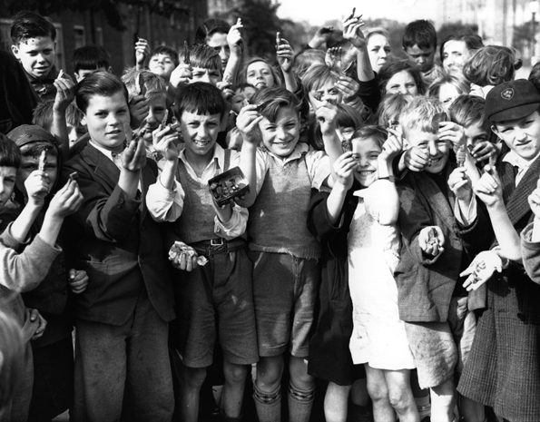 ww2_children_east_end_scraps