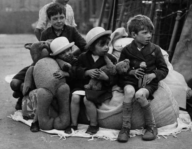 ww2_children_rescued_with_toys