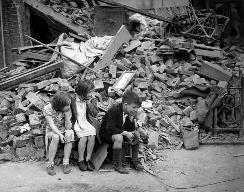wwii_london_blitz_east_london-children