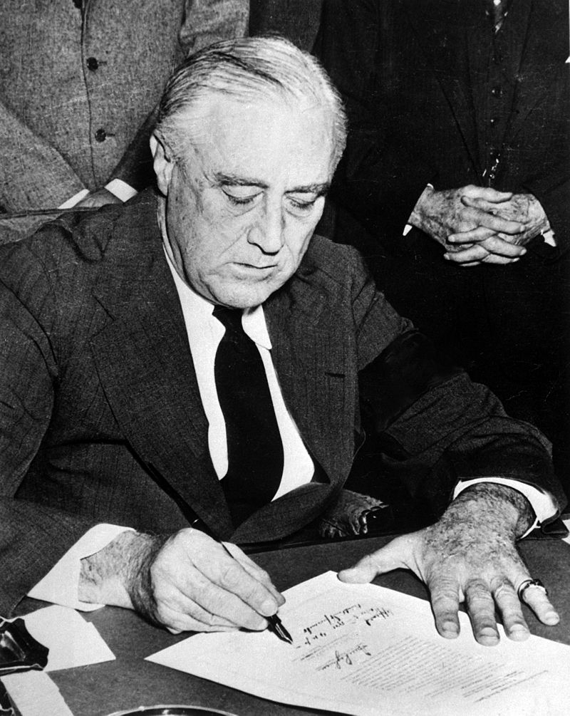 800px-franklin_roosevelt_signing_declaration_of_war_against_japan