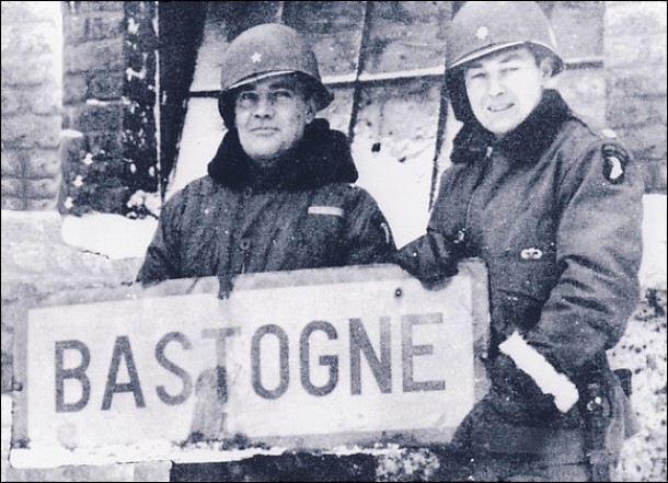anthony_c-_mcauliffe_left_and_then-col-_harry_w-o-_kinnard_ii_at_bastogne