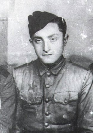 moshe-bahir-center-one-of-the-participants-in-the-uprising-in-the-sobibor-extermination-camp