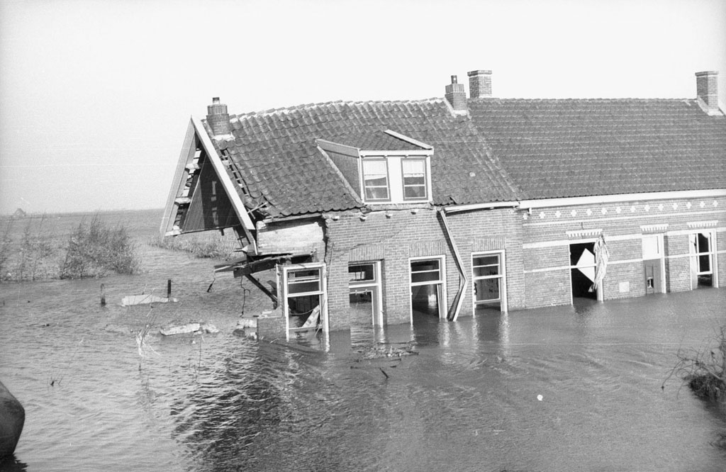 watersnoodramp_1953_-_zwaar_beschadigd_huis