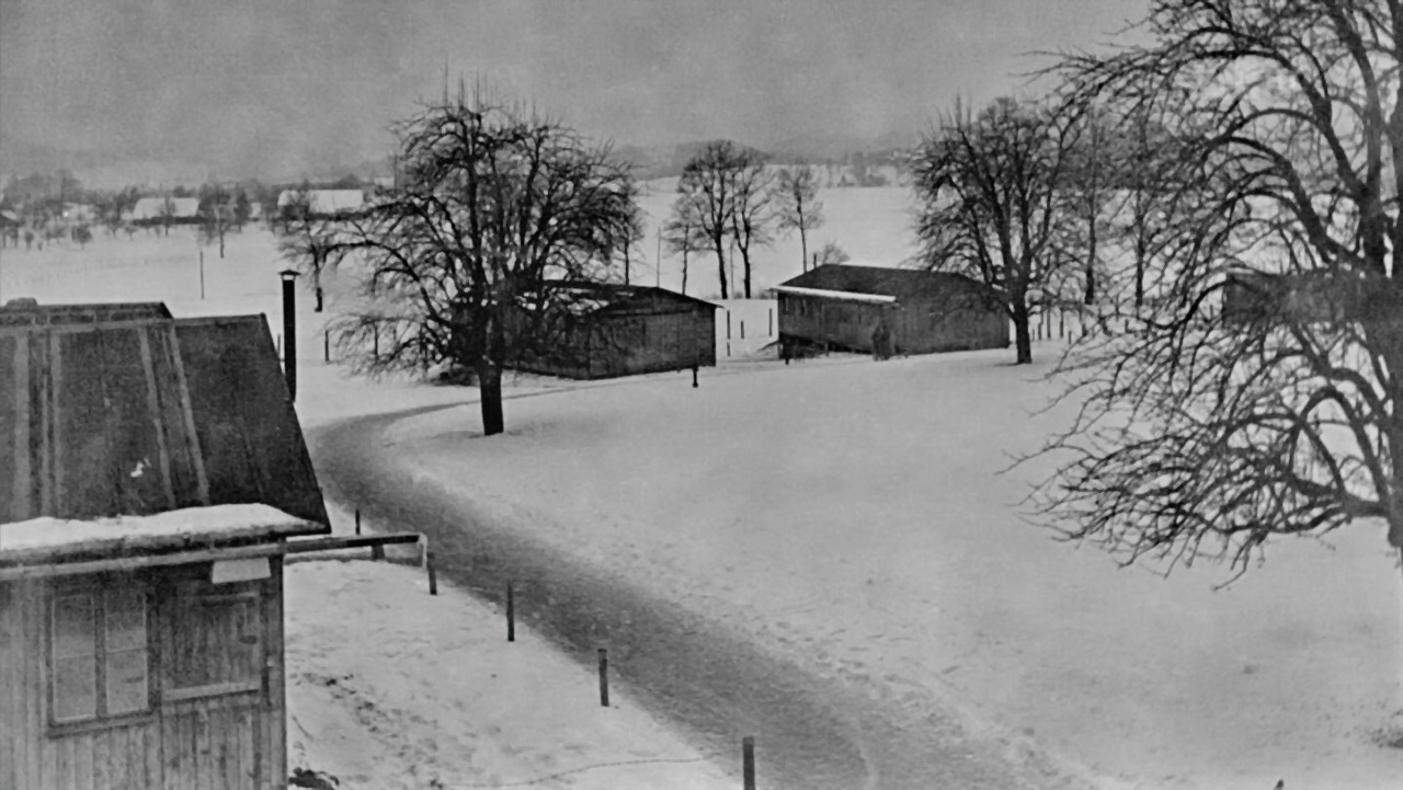 notlandung_42-28_-_wauwilermoos_innenbereich_des_lagers_im_winter_aus_leicht_erhohter_ansicht