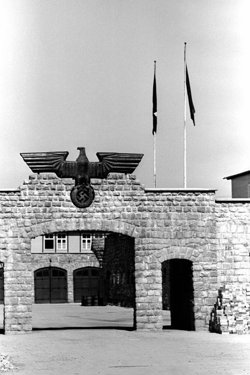 Bundesarchiv_Bild_192-334,_KZ_Mauthausen,_Garagenhofeinfahrt