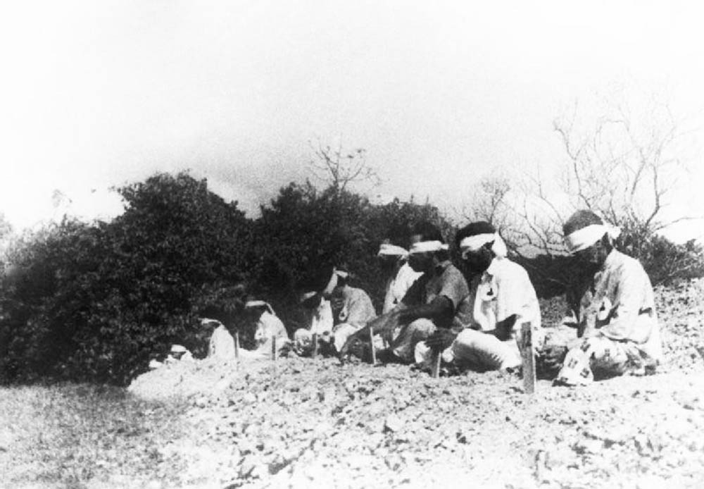 Japanese troops using prisoners of war for target practice, 1942 1