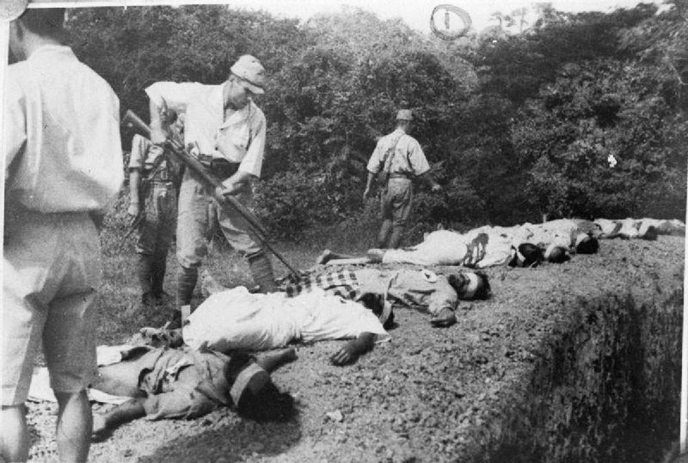 Japanese troops using prisoners of war for target practice, 1942 3