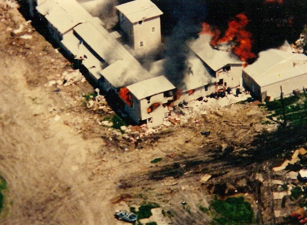 1024px-Mountcarmelfire04-19-93-n
