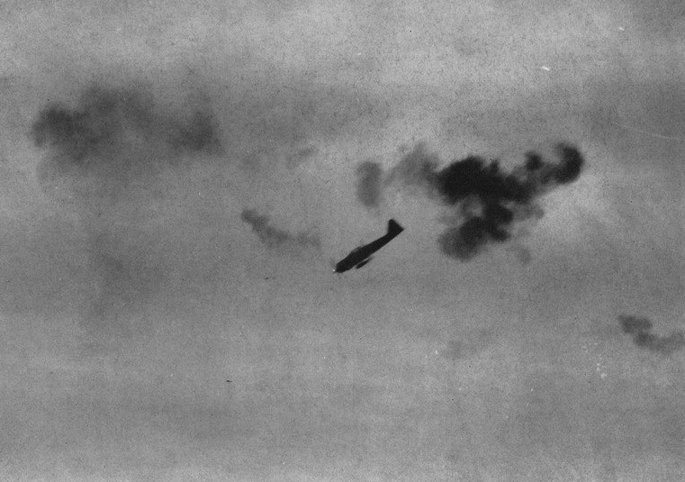 A6M_kamikaze_attacking_c1945