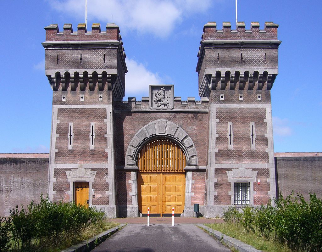 1024px-Oranjehotel,_oude_ingang