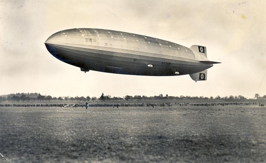 1024px-Zeppelin_Postkarte_1936_a