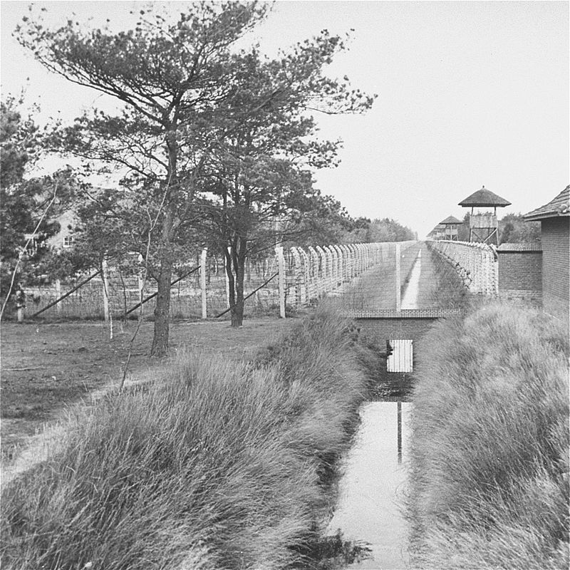 800px-Kamp_Vught_1945.jpg