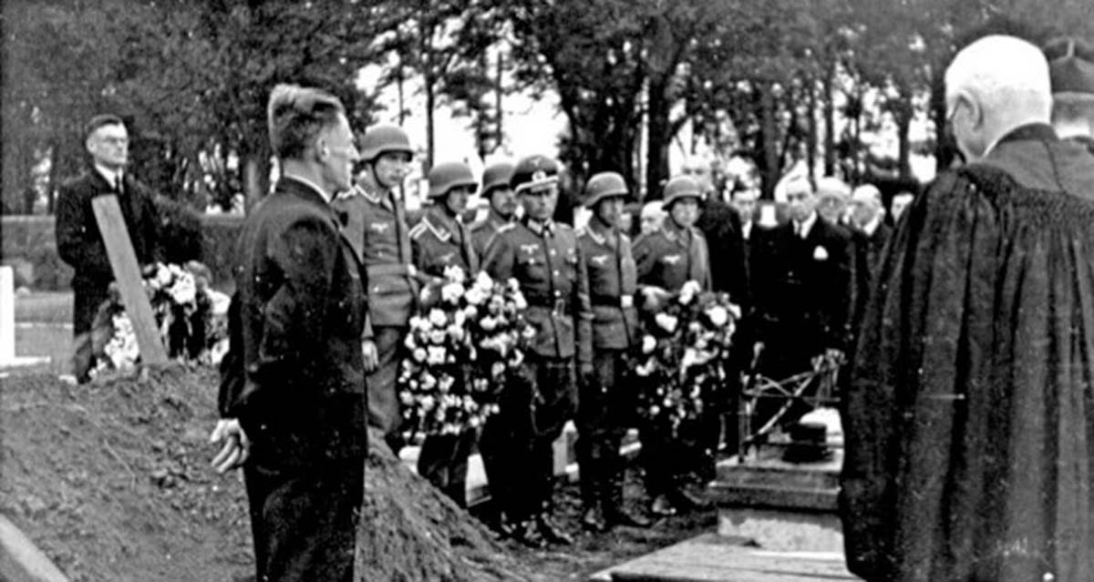 A RAF airman is buried with full military honors by occupying German soldiers, Channel Islands, 1943 (3)