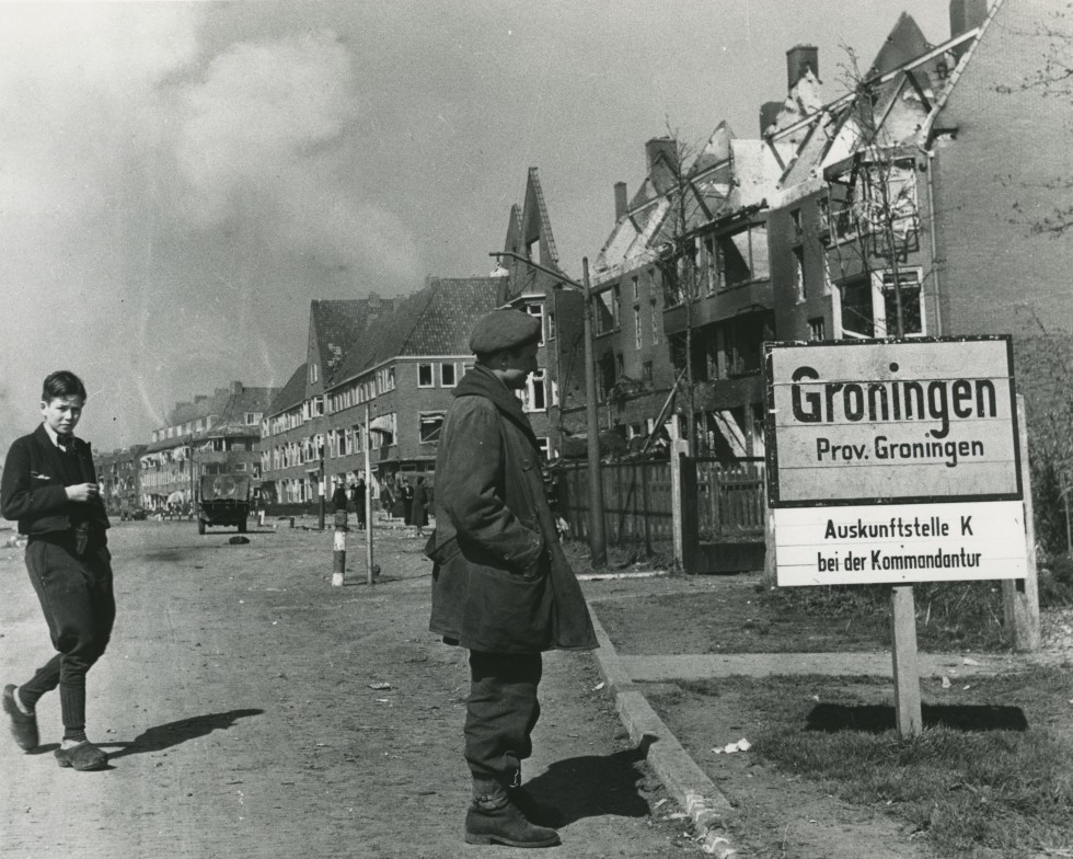 lt-dave-heap-kijkt-naar-het-bord-van-de-stad-groningen-aan-de-paterswoldseweg