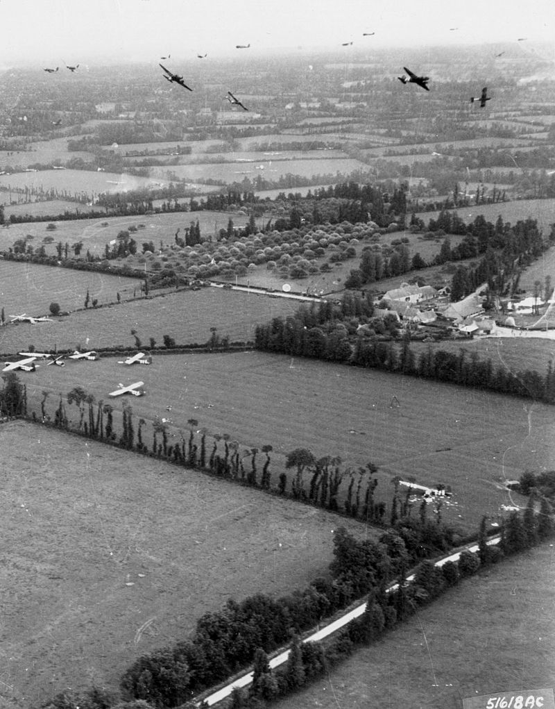 800px-US_glider_reinforcements_arrive_on_D-Day_1944