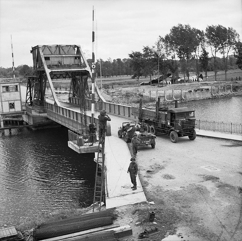Pegasus_Bridge,_June_1944_B5288