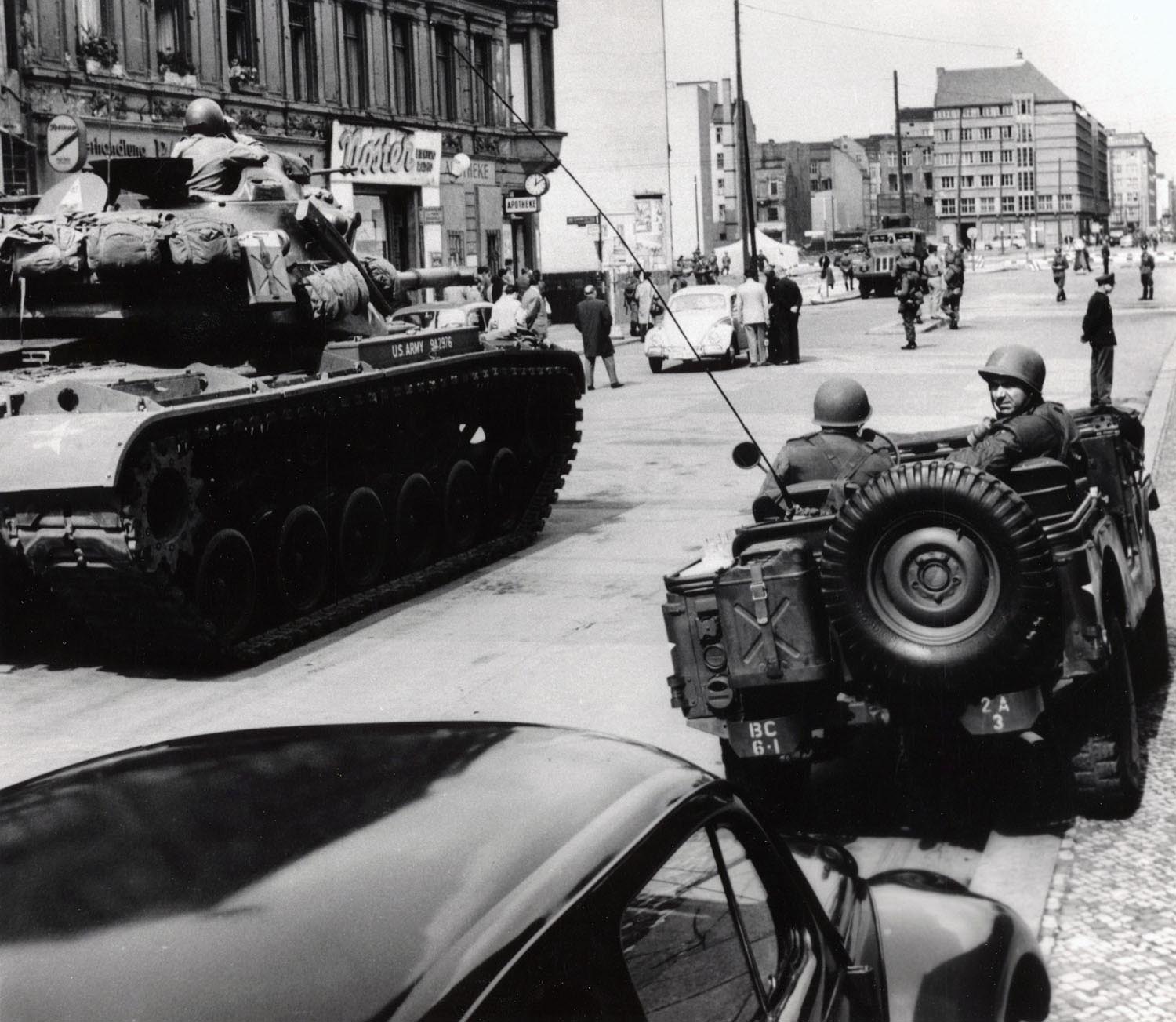 The standoff at Checkpoint Charlie Soviet tanks facing American tanks, 1961 (4)