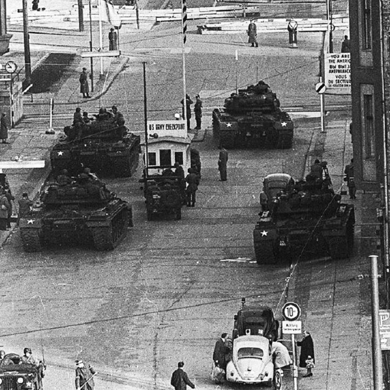 The standoff at Checkpoint Charlie Soviet tanks facing American tanks, 1961 (5)