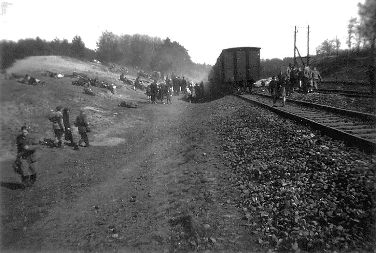 Jewish prisoners after being liberated from a death train, 1945 small (7)
