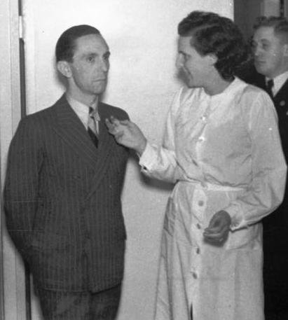 Bundesarchiv_Bild_183-S34639,_Joseph_Goebbels_und_Leni_Riefenstahl_crop