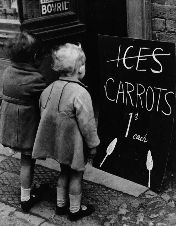 child-looking-at-a-sign-for-carrots