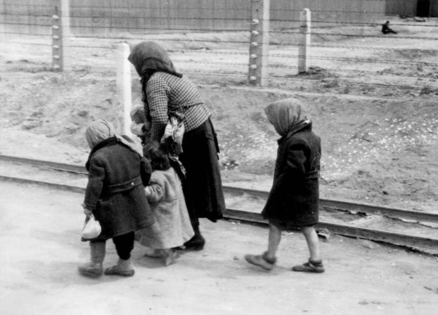 jewish-mother-and-children