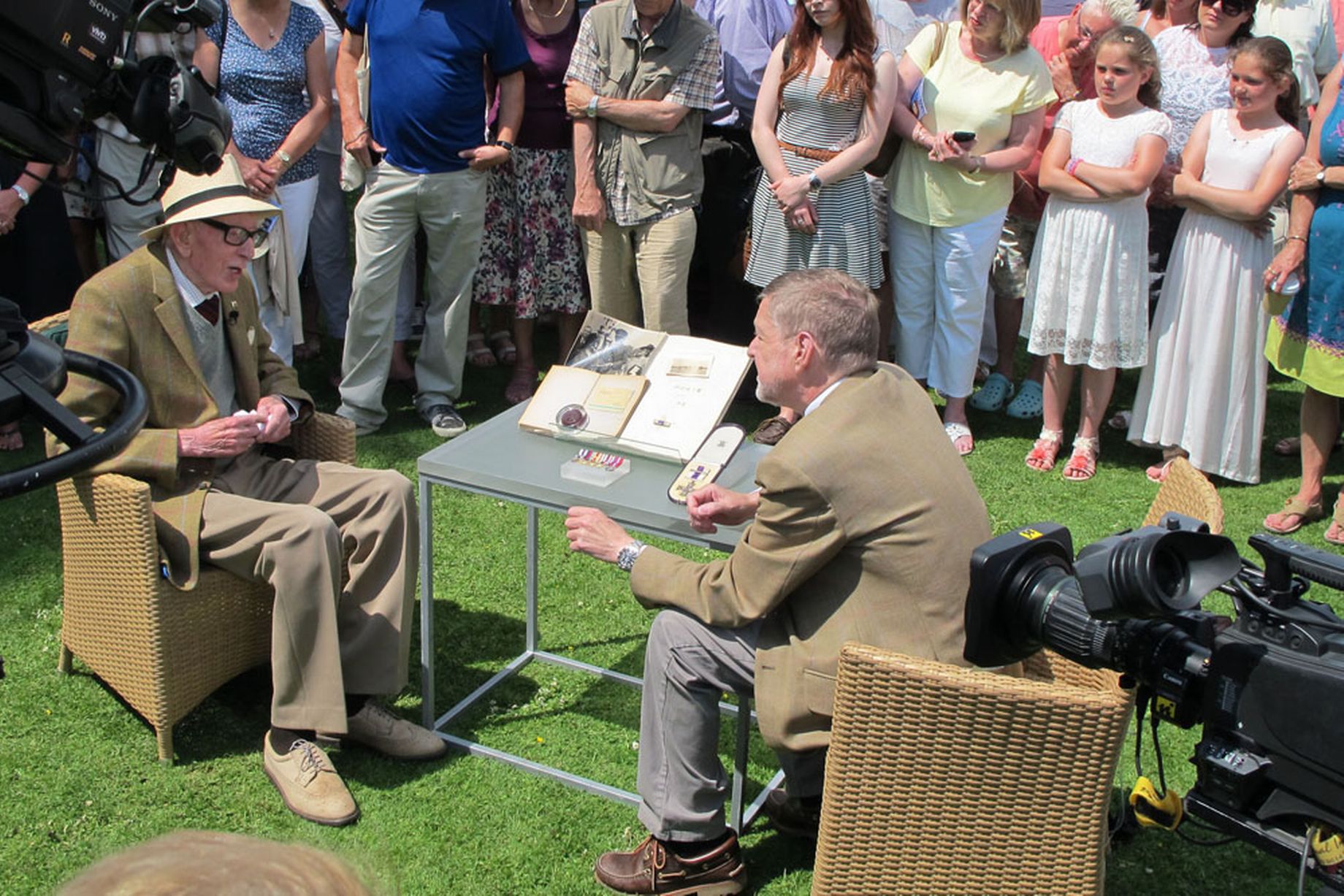 PAY-Roy-Wooldridge-left-with-Arms-and-Militaria-specialist-Graham-Lay