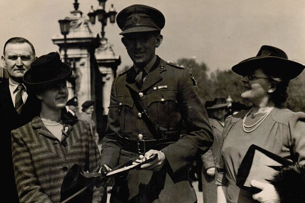 PAY-Roy-Wooldridge-outside-of-Buckingham-Palace