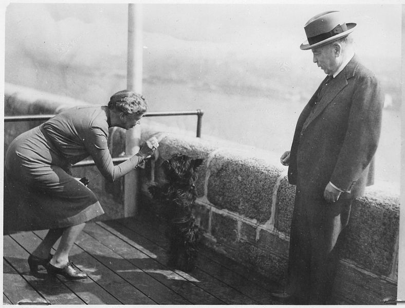 788px-Eleanor_Roosevelt,_Fala,_and_MacKenzie_King_at_Quebec,_Canada_for_conference_-_NARA_-_196995