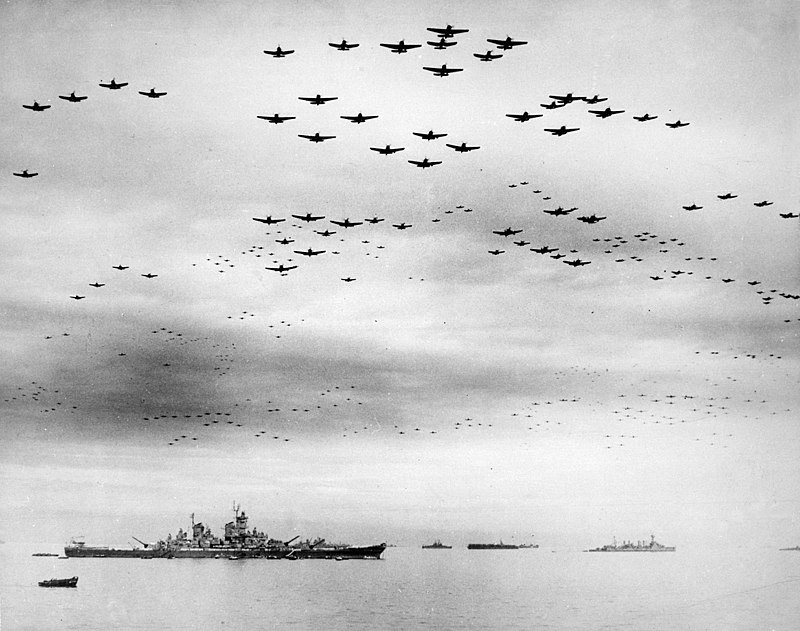 800px-USS_Missouri_(BB-63)_flyover,_Tokyo_Bay,_2_September_1945_(520775)