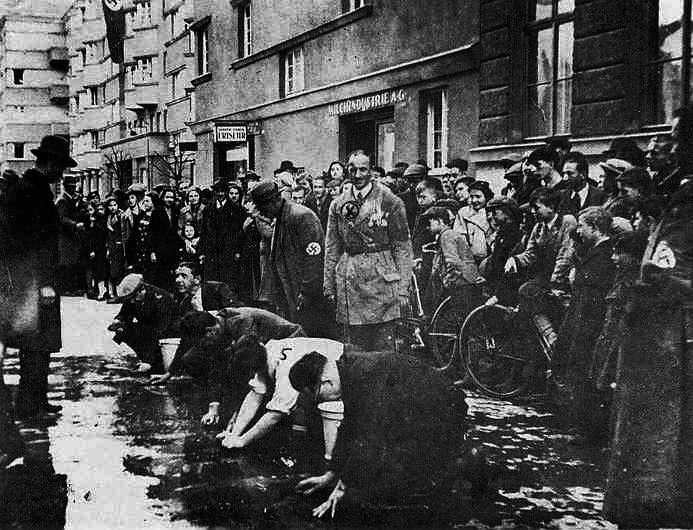 Austrian-Jews-scrub-sidewalk_1938