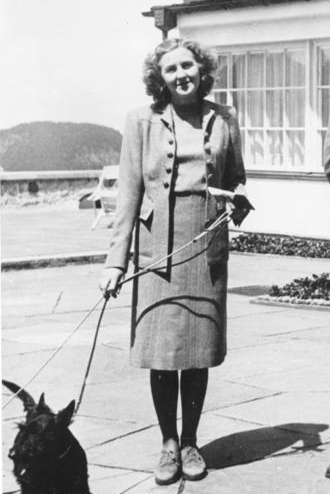 Eva_Braun_walking_dog
