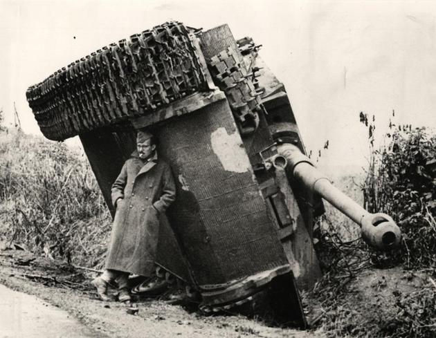 historical-photos-pt9-brit-soldier-hiding-from-rain-under-tiger