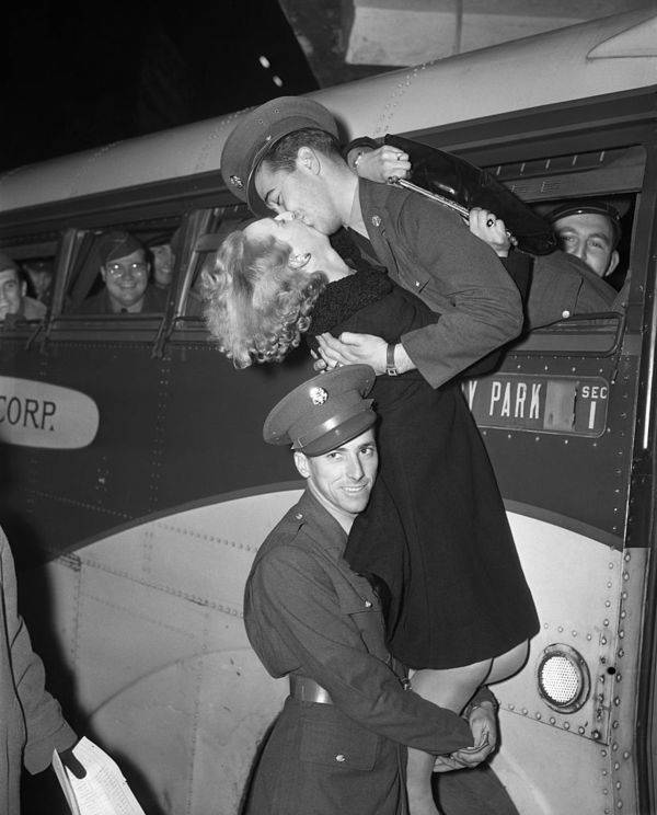 soldier-hols-up-girl