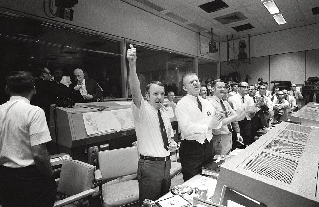 1024px-Mission_Control_Celebrates_-_GPN-2000-001313