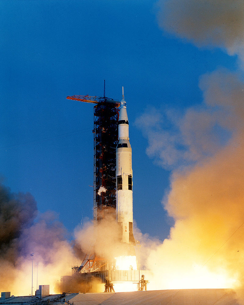 800px-Apollo_13_liftoff-KSC-70PC-160HR