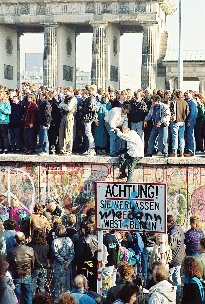 800px-BerlinWall-BrandenburgGate