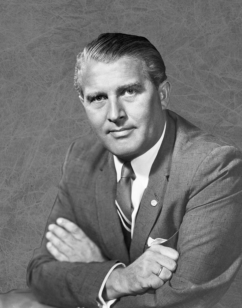 800px-Wernher_von_Braun_1960