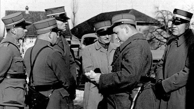 Notlandung_38-40_-_Wauwilermoos_Béguin_mit_Schweizer_Militärkader_Stufe_Hauptmann_bis_Oberst