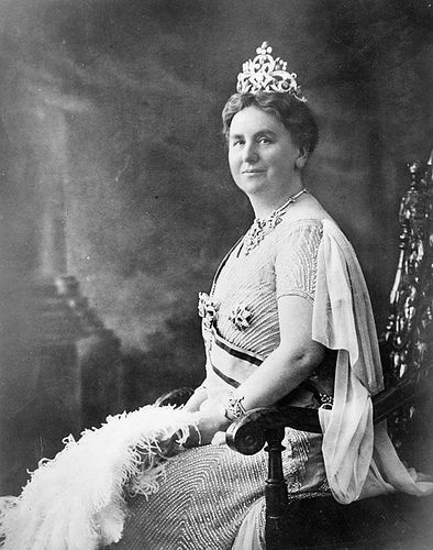 704288378c0326f02dfa7c61c1939282--royal-crowns-royal-jewels